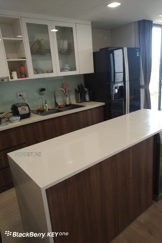 Việc thi công nội thất bếp cho các căn hộ chung cư, nhà phố bằng đá ốp Himacs màu trắng sang trọng đang được thực hiện.